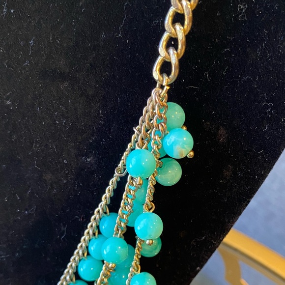 Turquoise colored bead necklace. - Picture 2 of 4